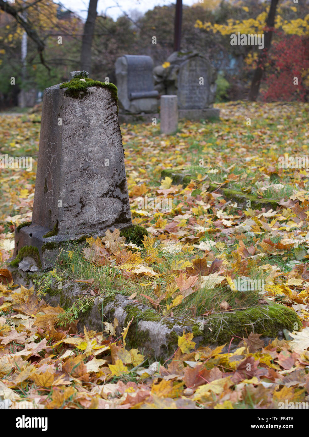 VILNIUS, LITUANIE -29 SEPTEMBRE 2016 : ancien cimetière de la banlieue de Vilnius, Nemencine, Lituanie. Cimetière abandonné Banque D'Images