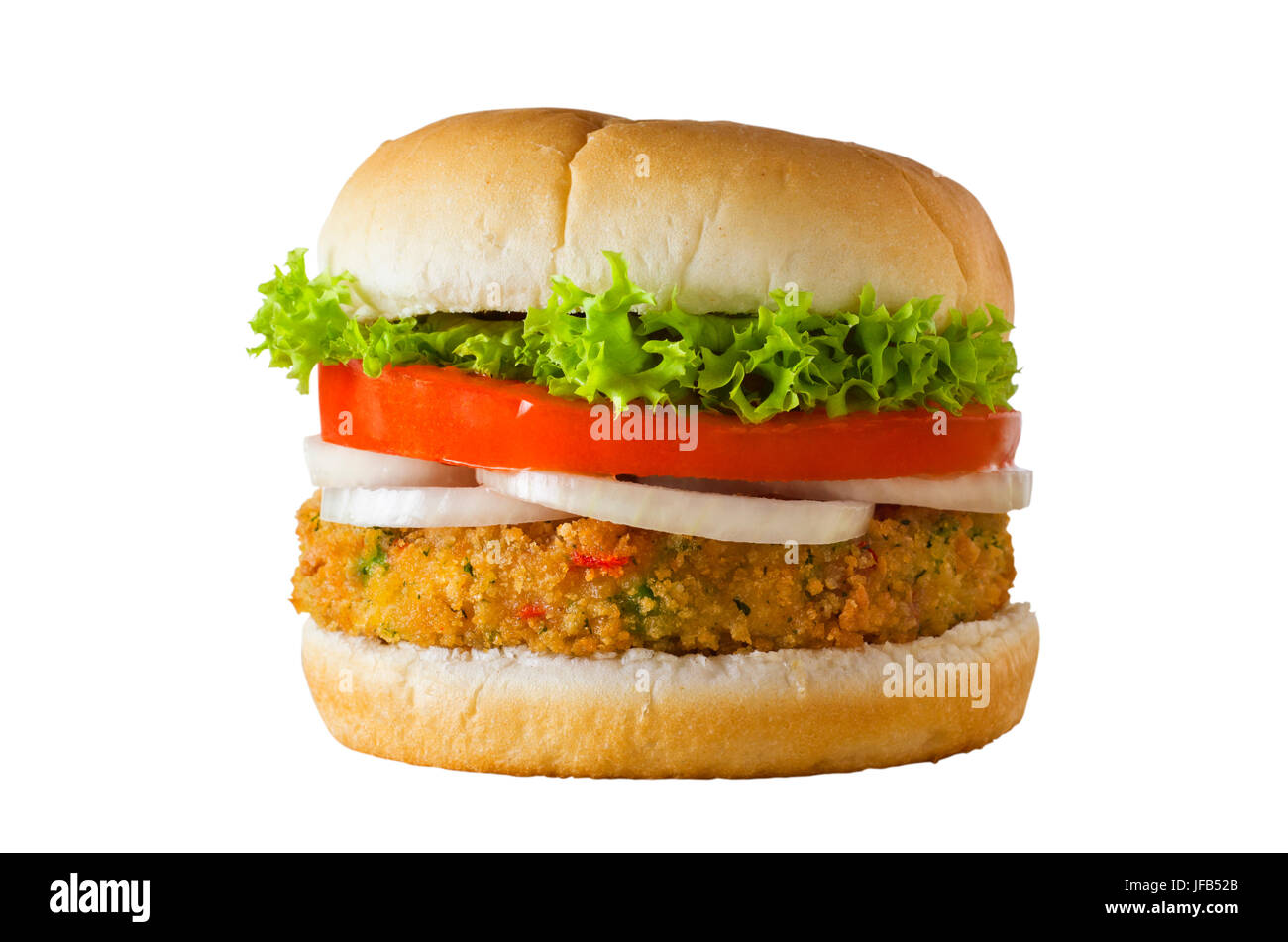 Un burger végétarien sans fromage fabriqué à partir de légumes et de chapelure, empilé avec oignon, tranche de tomate et laitue frisée, dans une bap. Isolé Banque D'Images