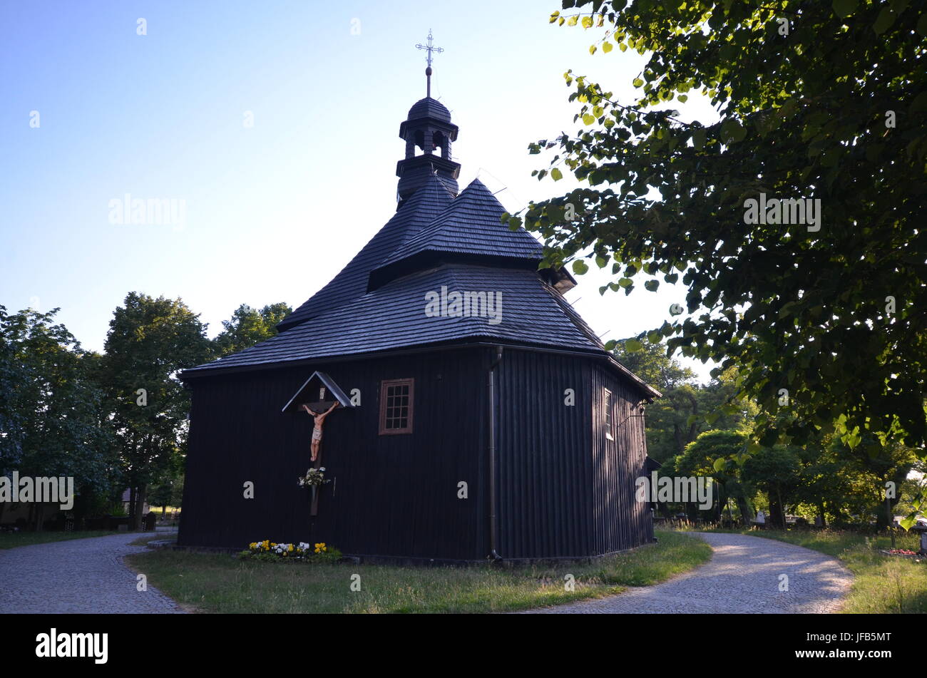 St.-Rochus église en bois Dobrzen Wielki (a probablement été construite en 1658 et a été reconstruit et restauré à plusieurs reprises), du 6 juillet 2014, Pologne Banque D'Images