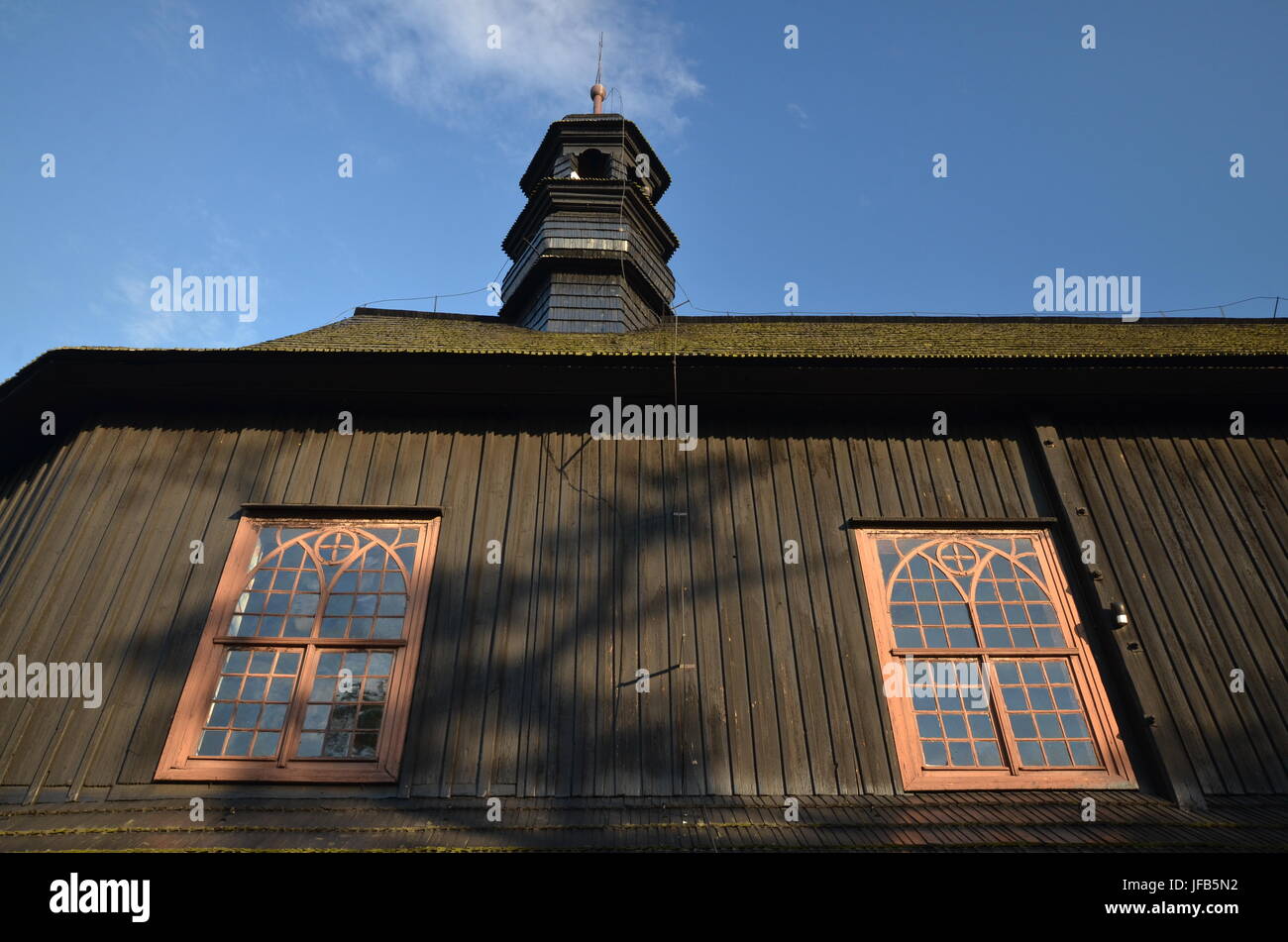 St.-Rochus église en bois Dobrzen Wielki (a probablement été construite en 1658 et a été reconstruit et restauré à plusieurs reprises), du 6 juillet 2014, Pologne Banque D'Images