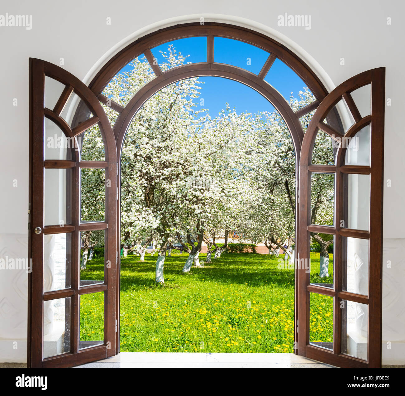 Porte ouverte au printemps floraison jardin arch Photo Stock - Alamy