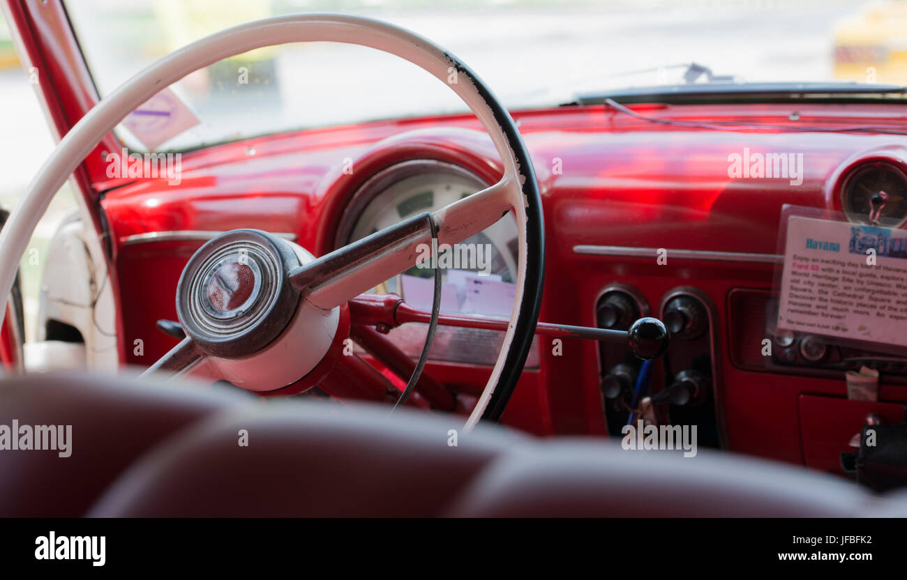 Vue intérieure d'un Oldtimer Américain blanc Banque D'Images