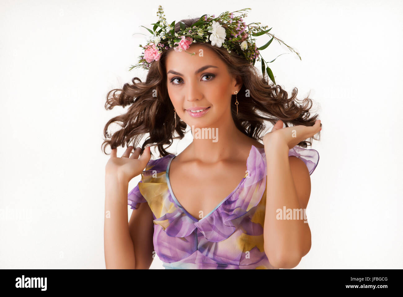 Jeune femme avec guirlande de fleurs Banque D'Images