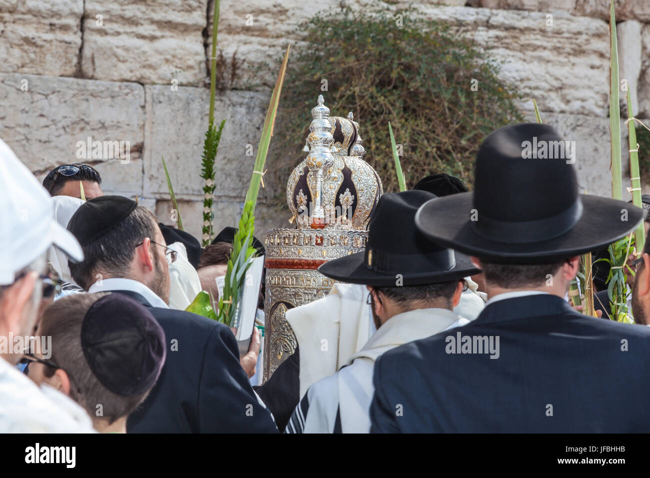 Sefer Torah dans un cas magnifique Banque D'Images