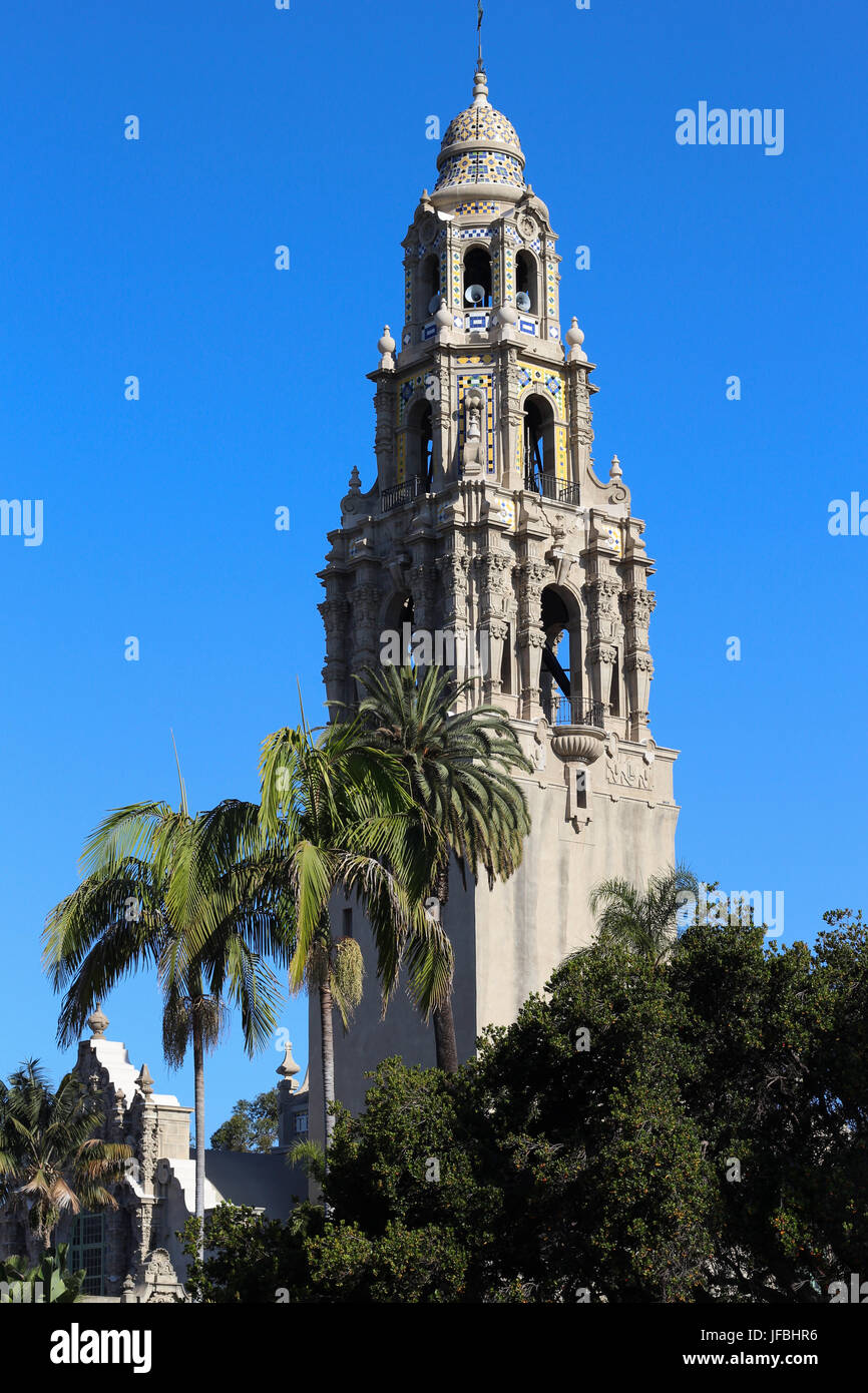 Le monument historique de Balboa Park à San Diego, Californie, le Tour de Californie s'élève contre un ciel bleu, entourée de palmiers ; construit en 1915. Banque D'Images