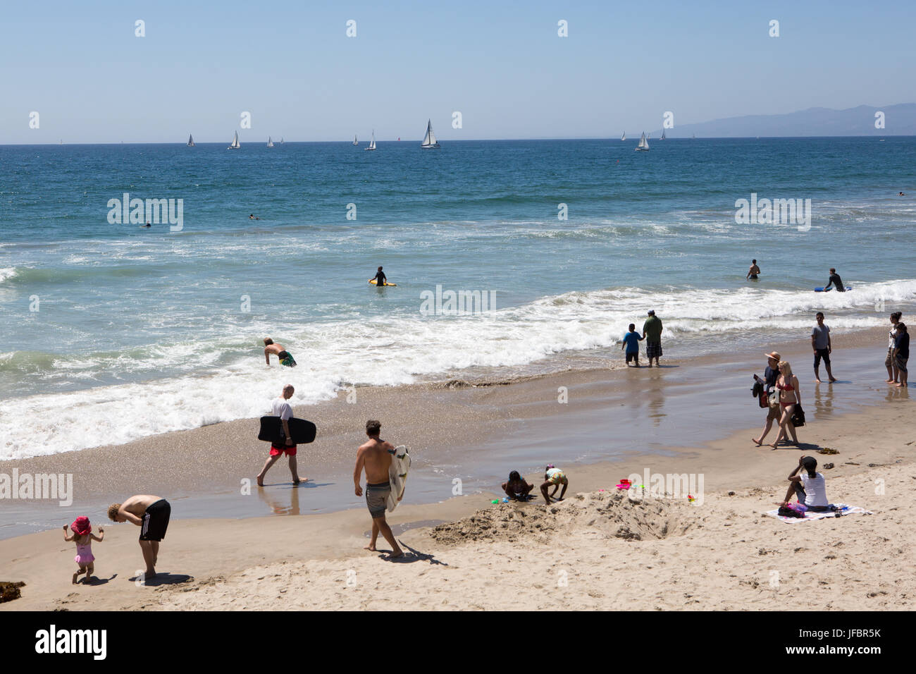 Les gens faire de la voile, surf, le sable, l'océan et de soleil à Venice Beach. Banque D'Images