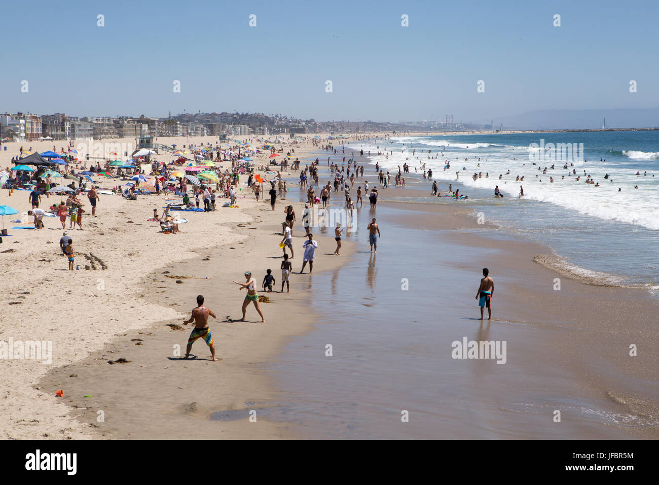 Les gens faire de la voile, surf, le sable, l'océan et de soleil à Venice Beach. Banque D'Images