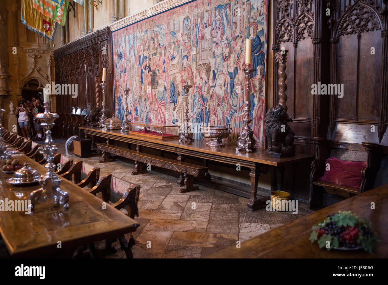 La salle à manger entre les touristes à Hearst Castle, qui a une vaste meubles, tableaux, tapisseries, sculptures et dessins. Banque D'Images