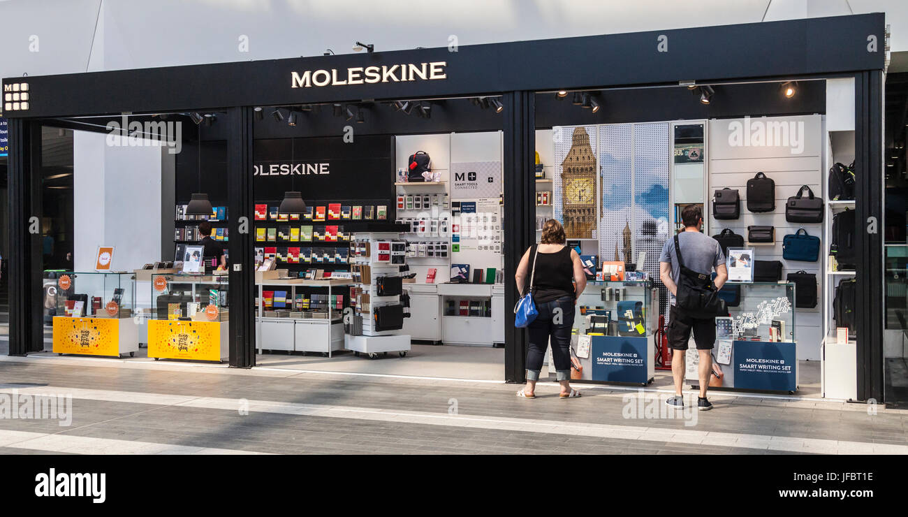 Boutique Moleskine à Grand Central / gare de Birmingham New Street, en  Angleterre. L'homme et la femme à la recherche de la fenêtre, porte  d'entrée ouverte Photo Stock - Alamy