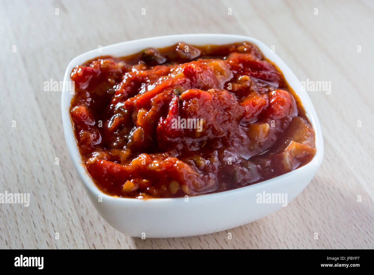 Bol en céramique avec l'ajvar sur la table Banque D'Images