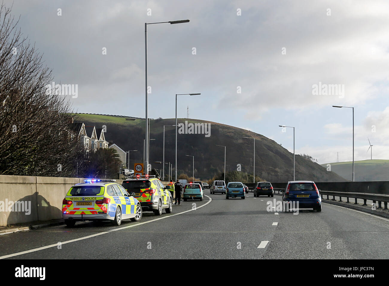 Les voitures de police sur la bande d'arrêt d'urgence de l'autoroute M4 au Pays de Galles Banque D'Images