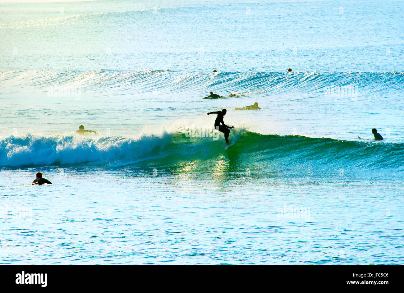 Surfers dans l'océan Banque D'Images