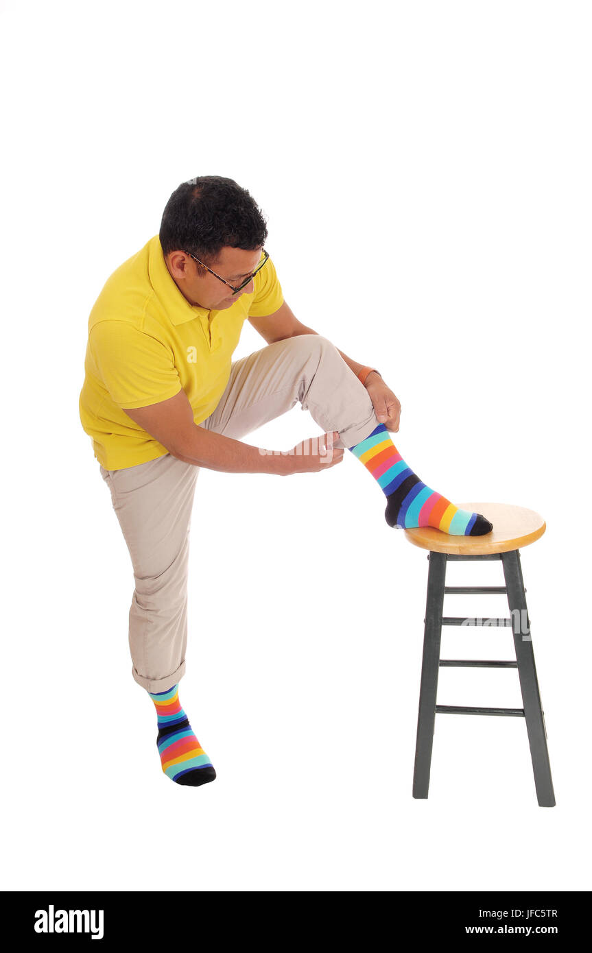Mettre l'homme sur ses chaussettes colorées. Banque D'Images
