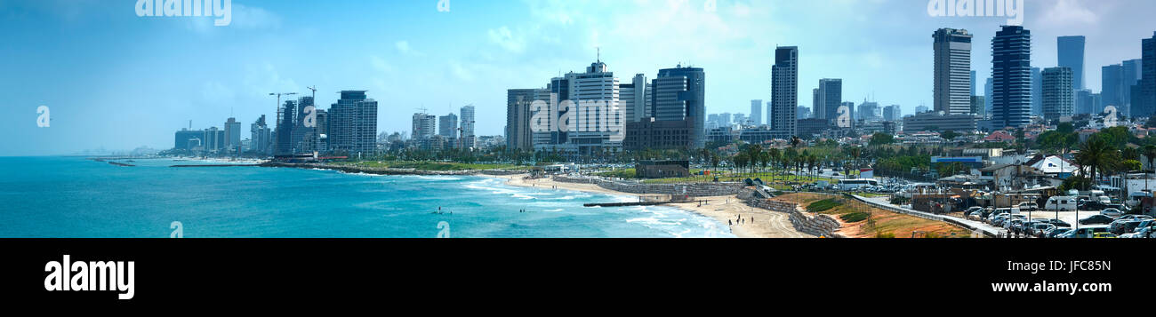 Tel Aviv skyline par jour avec la plage, la mer et les vagues Banque D'Images