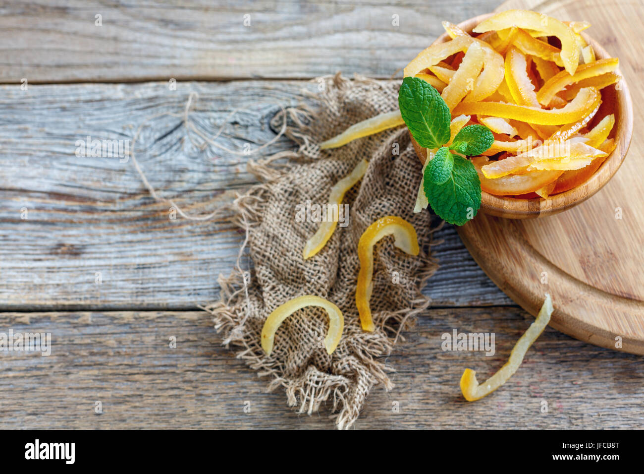 Écorce d'orange et la menthe dans un bol en bois. Banque D'Images