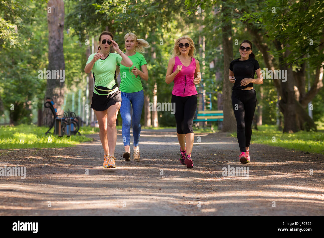 Les femmes running in park Banque D'Images