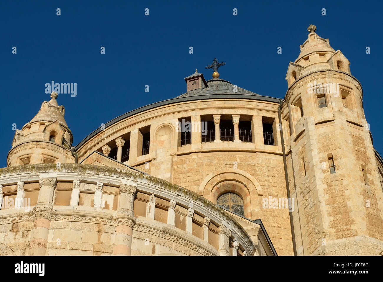 Vue sur le dôme conique et le clocher de l'église de l'abbaye bénédictine de la Dormition au mont Sion Jérusalem Israël Banque D'Images