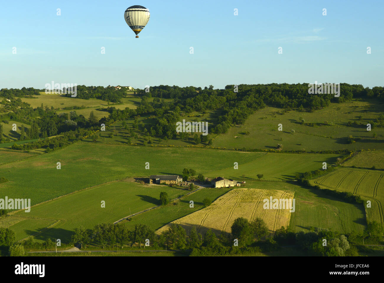 Ballon à air chaud s'élève au-dessus de paysage agricole français Banque D'Images