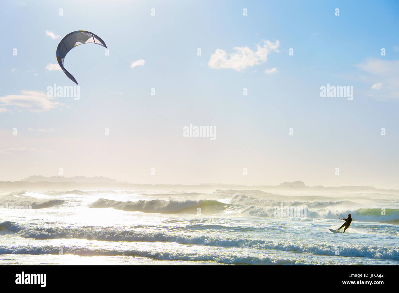 Le kite surf à l'océan Banque D'Images
