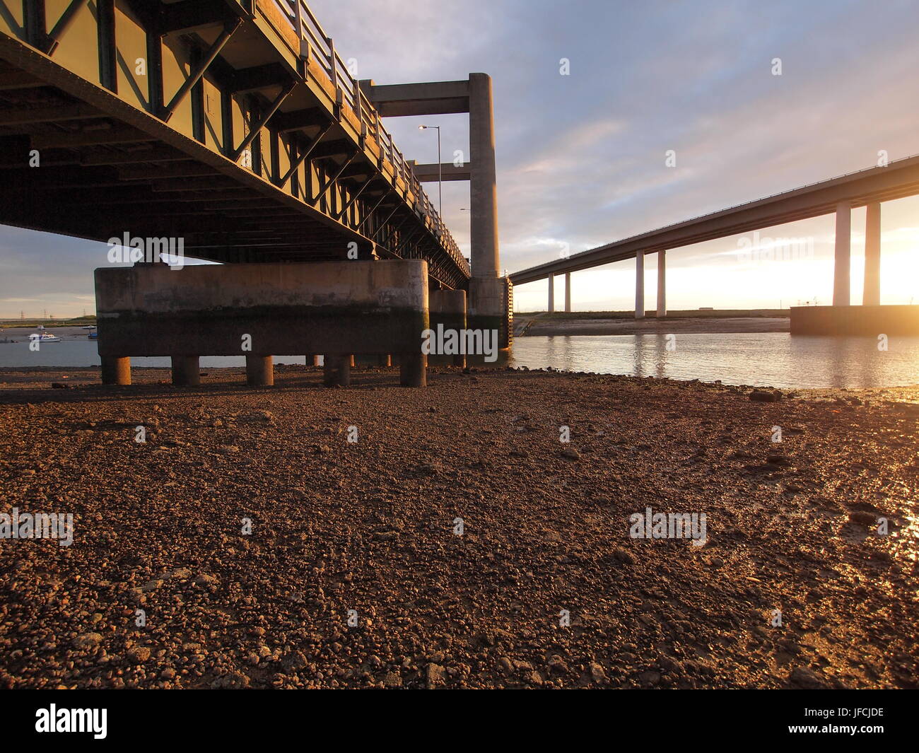 Sous Kingsferry Bridge sur l'île de Sheppey. Banque D'Images