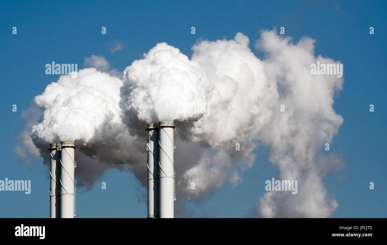 La pollution de l'air par des cheminées des centrales. Banque D'Images