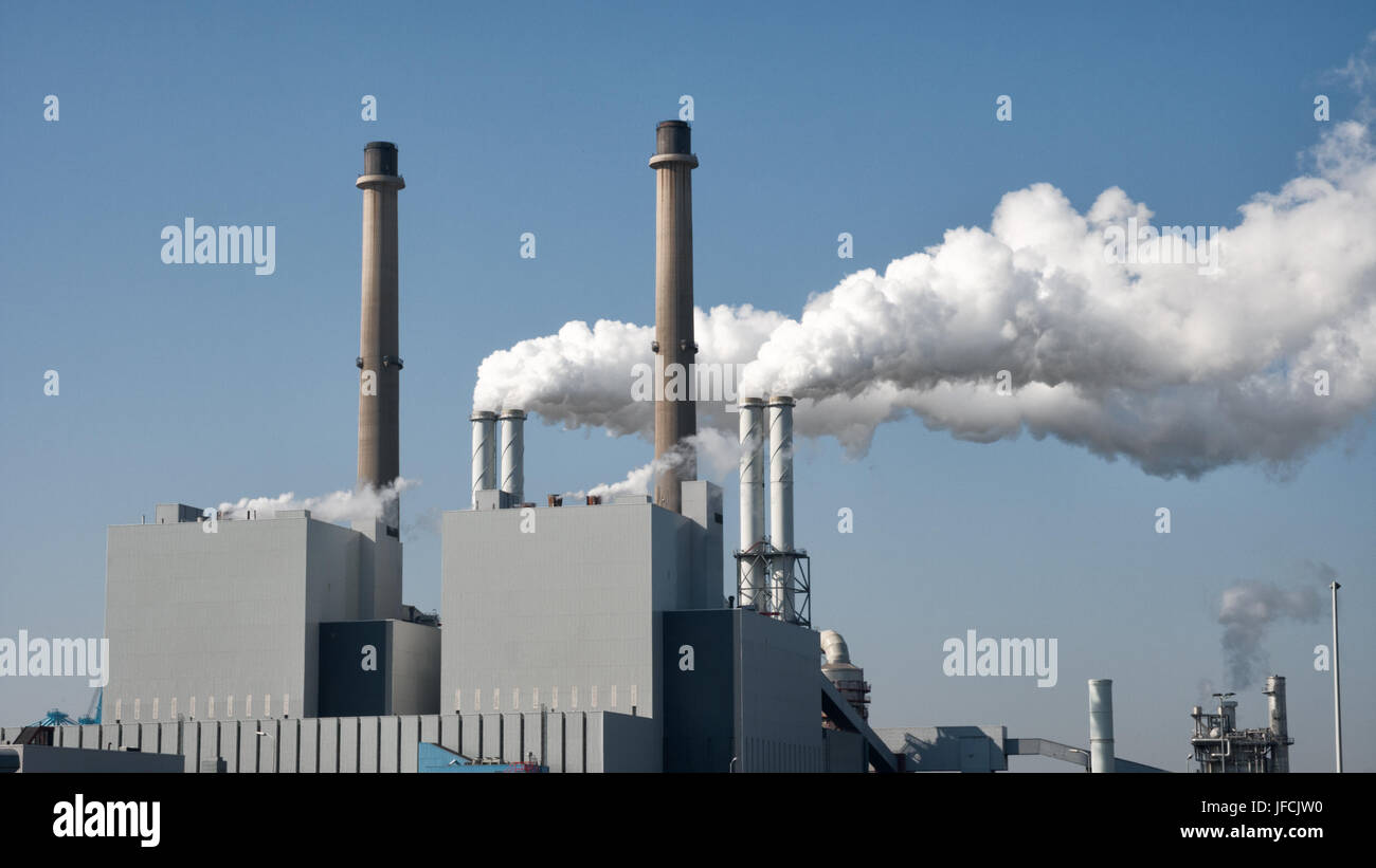 La pollution de l'air par des cheminées des centrales. Banque D'Images