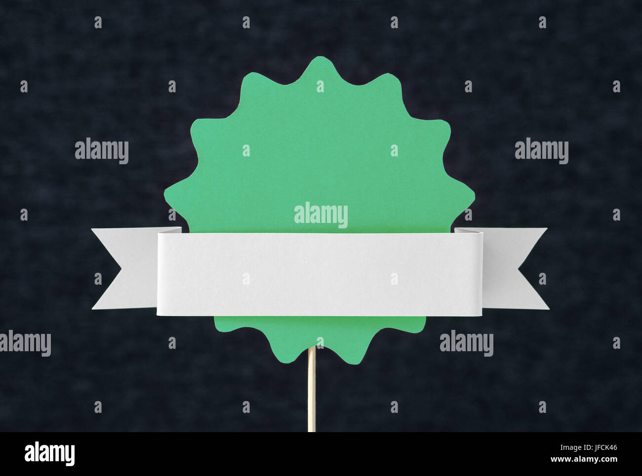 En forme de cercle vert coupé de carton sur un bâton en bois. Modèle pour badge papier rond, étiquette, signer, la peste ou l'élément de conception. Banque D'Images