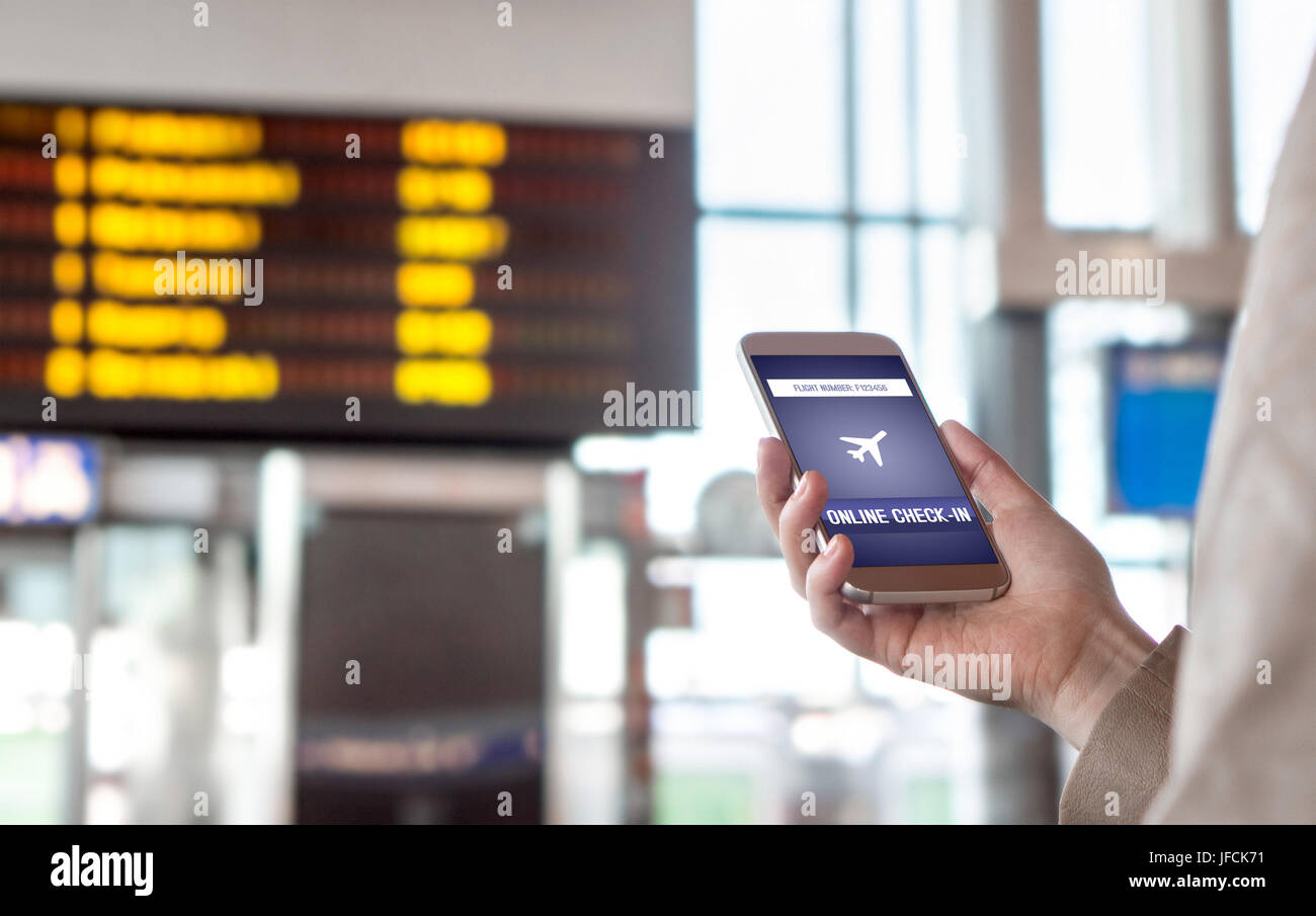 Enregistrement en ligne avec un téléphone mobile dans l'aéroport. Contrôle en vol pour femme avec le smartphone sur le web. Self service Internet fourni par compagnie aérienne. Banque D'Images