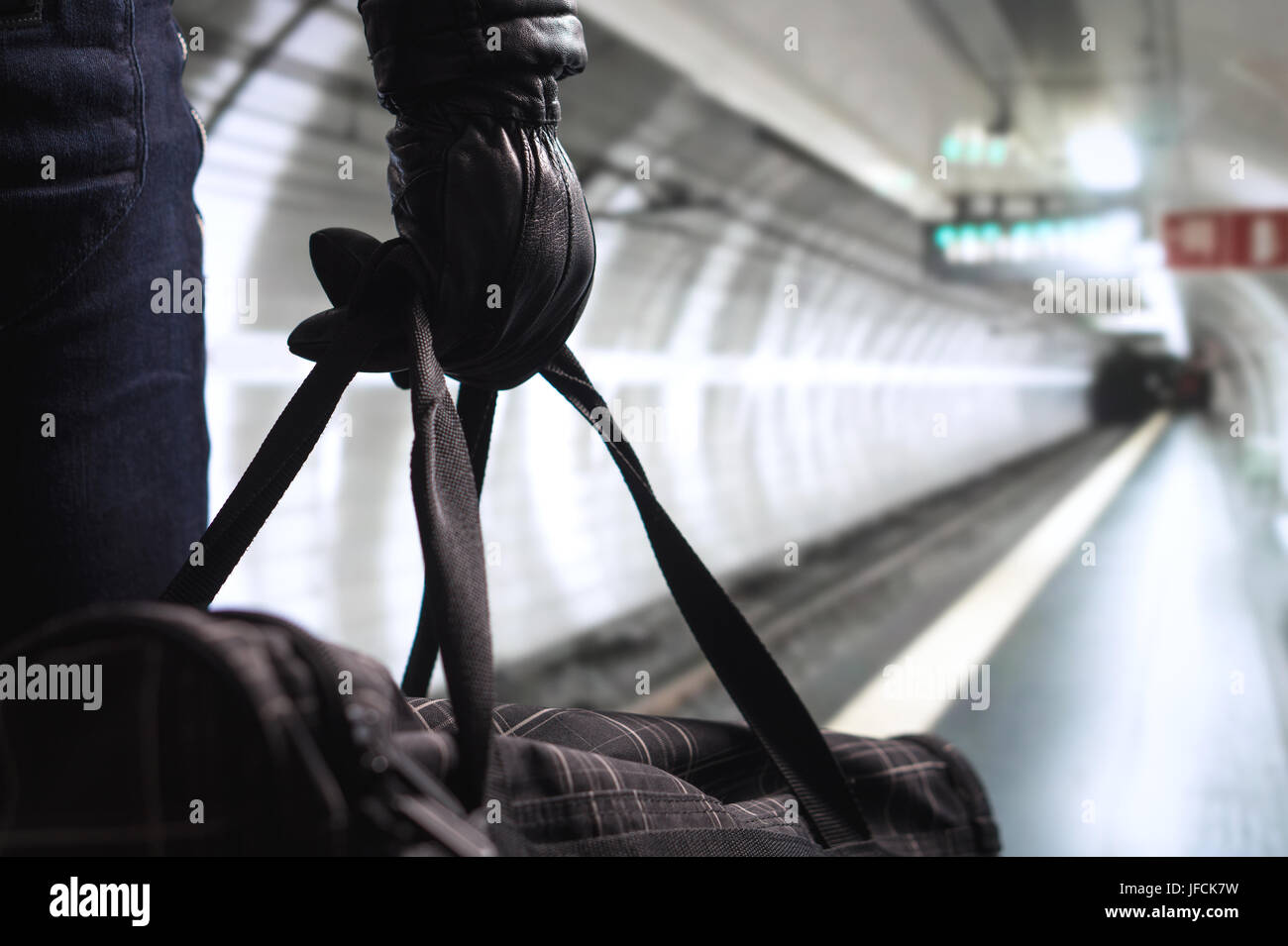 Dans le tunnel du métro d'activités terroristes. La planification de l'homme à la bombe et grève dans le métro. Criminel dans le métro tunnel. Concept de terrorisme. Sac et gants en cuir. Banque D'Images