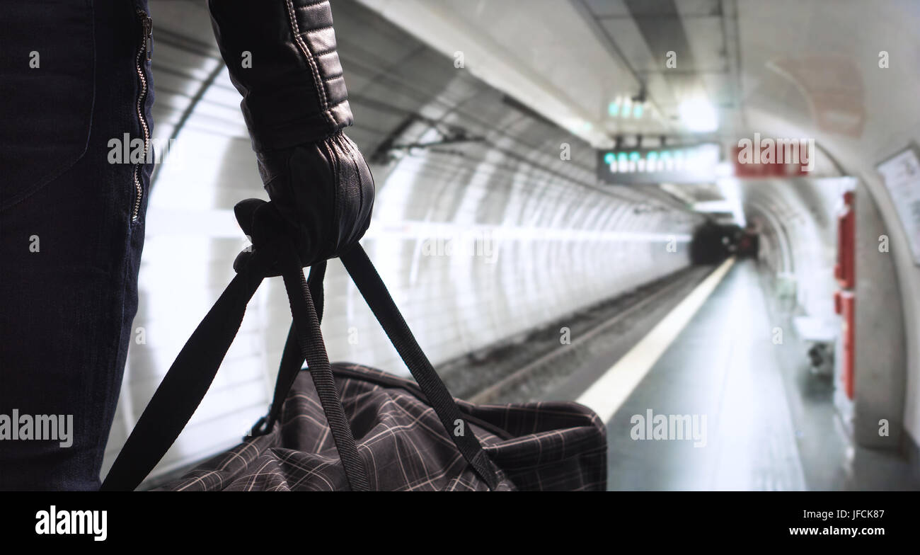 Le terrorisme dans le concept de métro. Dangereux criminel avec black bomb bag debout dans la planification de la station de métro attaque. En terroristes métro. Banque D'Images