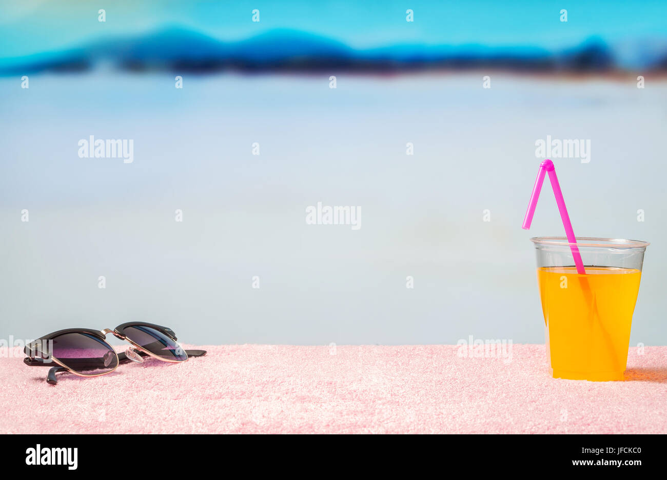 Fond jaune avec Paradise holiday cocktail sur lunettes de plage. Parfait pour l'été offre de vente et de promotion de la campagne. Banque D'Images