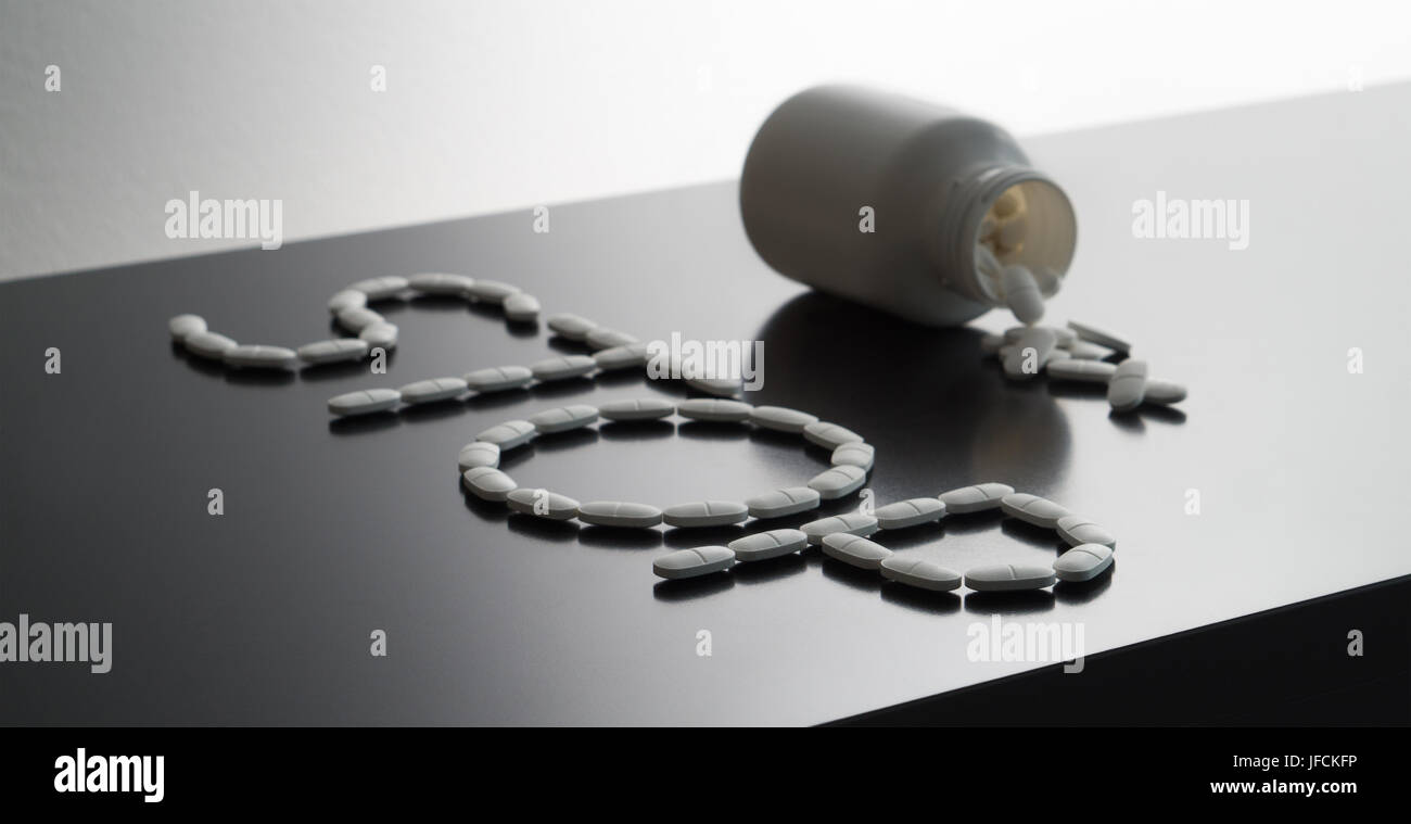 La médecine d'arrêt ou de violation à l'encontre de l'éthique des affaires médicales. Rehab ou pas de médicaments thème avec éclairages spectaculaires. La tolérance zéro ou de lutte contre le dopage Banque D'Images