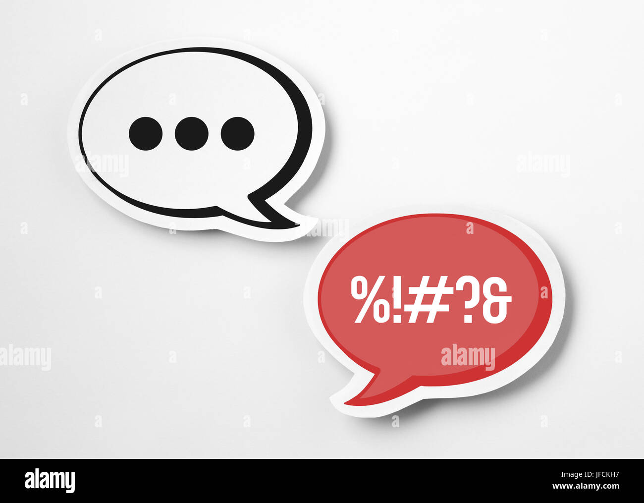 Te mettre en colère, contrarié ou en colère sur un troll commentaire ou sur le forum. 2 bulles de texte ayant lutte et de désaccord en ligne. Troll de l'Internet. Banque D'Images