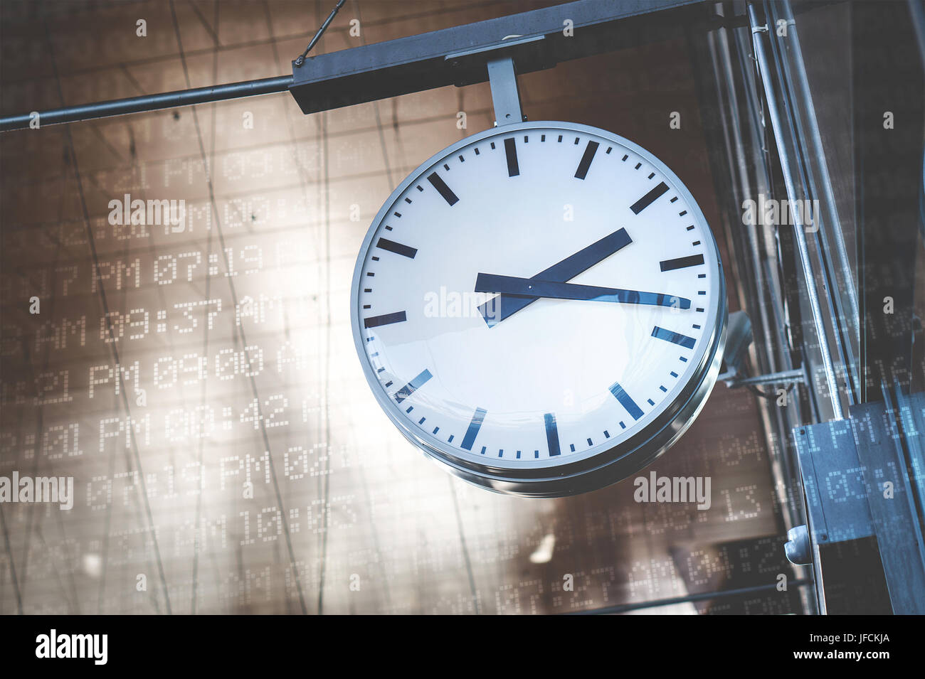 La gestion du temps et la programmation concept. Horloge analogique entouré avec codes de temps numérique, AM et PM. Banque D'Images