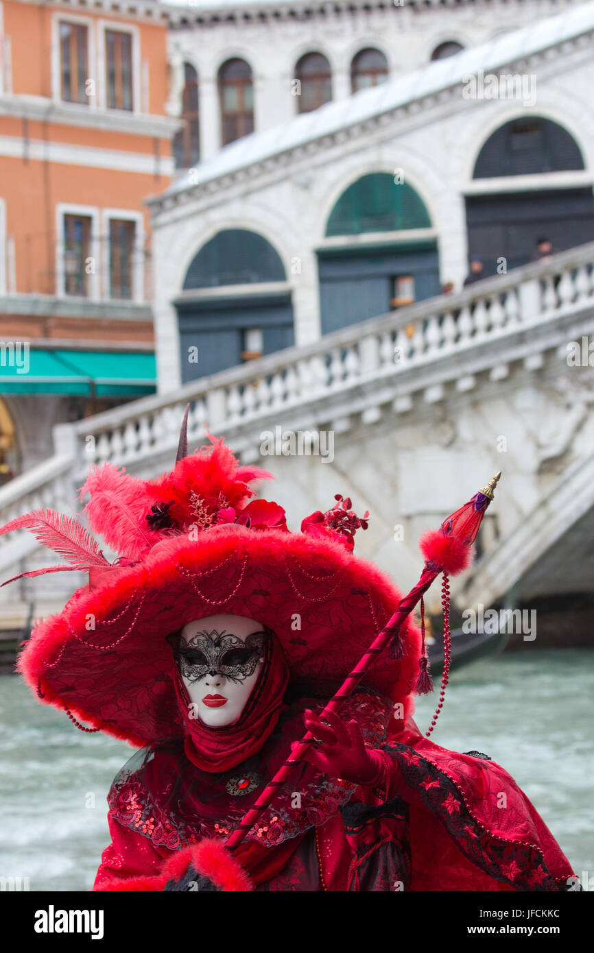 Venise - 6 février : femme en costume du pont du Rialto à Venise pendant le Carnaval, le 6 février 2013, à Venise, Italie. Cette année le carnaval a eu lieu entre Banque D'Images