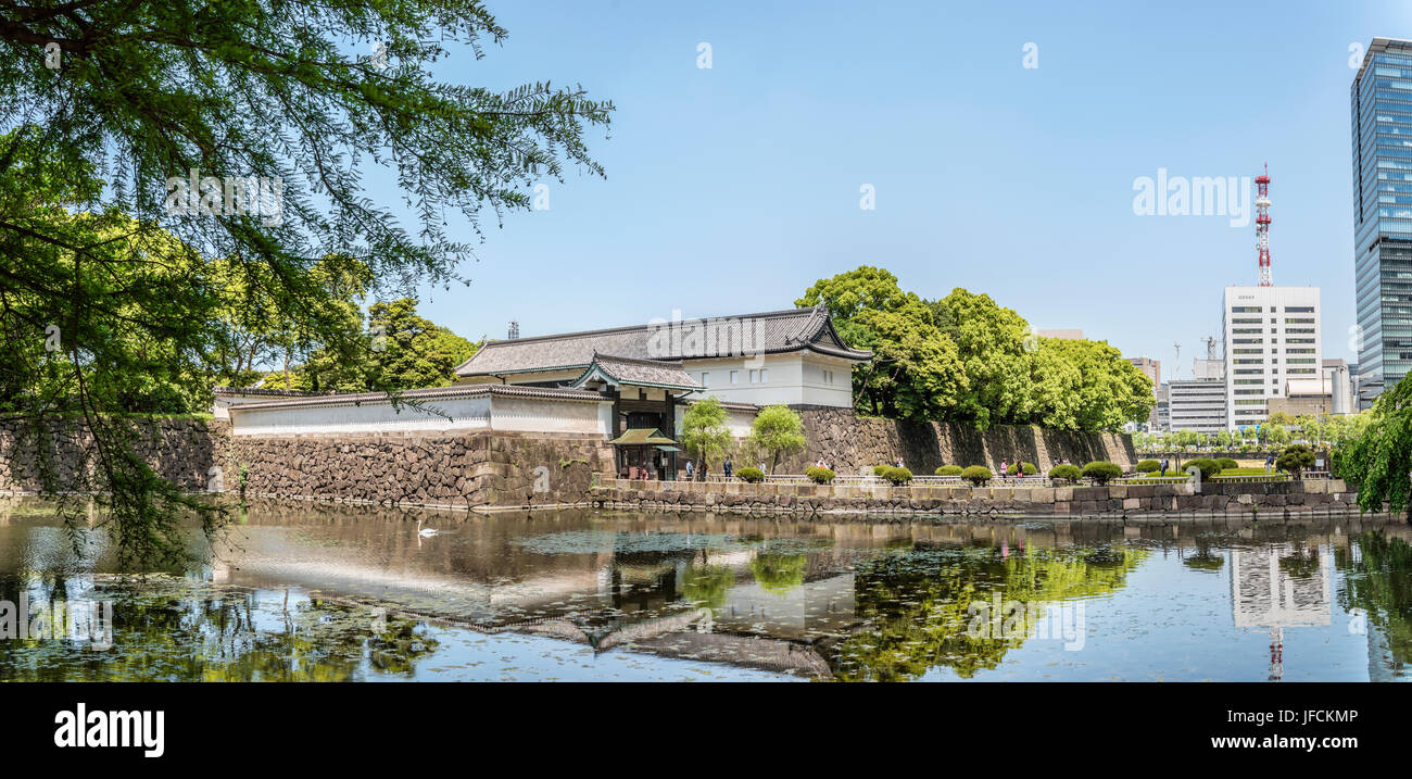 Pont à l'entrée Hirakawamon des jardins est du Palais impérial, Tokyo, Japon Banque D'Images