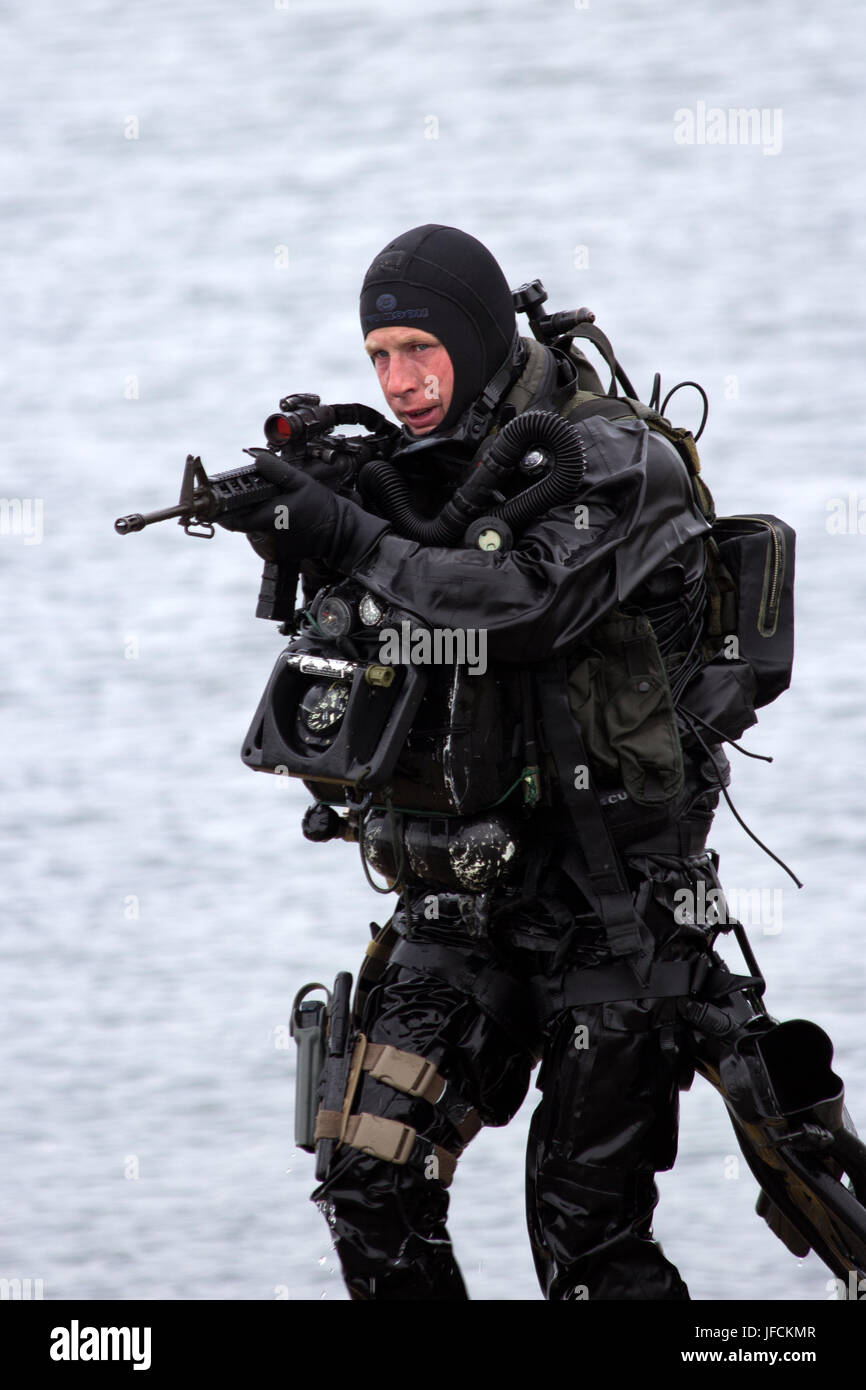 DEN Helder, aux Pays-Bas - 23 juin : nageur de combat des Forces spéciales néerlandais pendant un assaut amphibie démonstration pendant les jours de la marine néerlandaise le 23 juin 2013 Banque D'Images