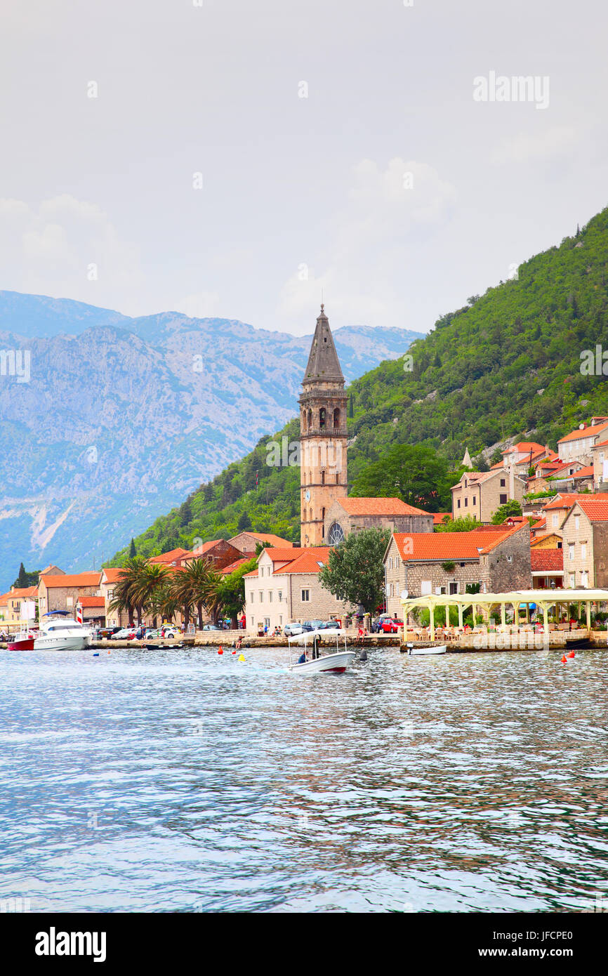 La ville de Perast sur la rive de la baie de Kotor au Monténégro Banque D'Images