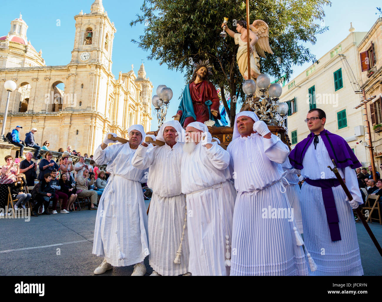 Habitants de la ville de Zejtun / Malte a leur bonne traditionnelle procession religieuse Vendredi / défilé de l'église en face de leur église Banque D'Images