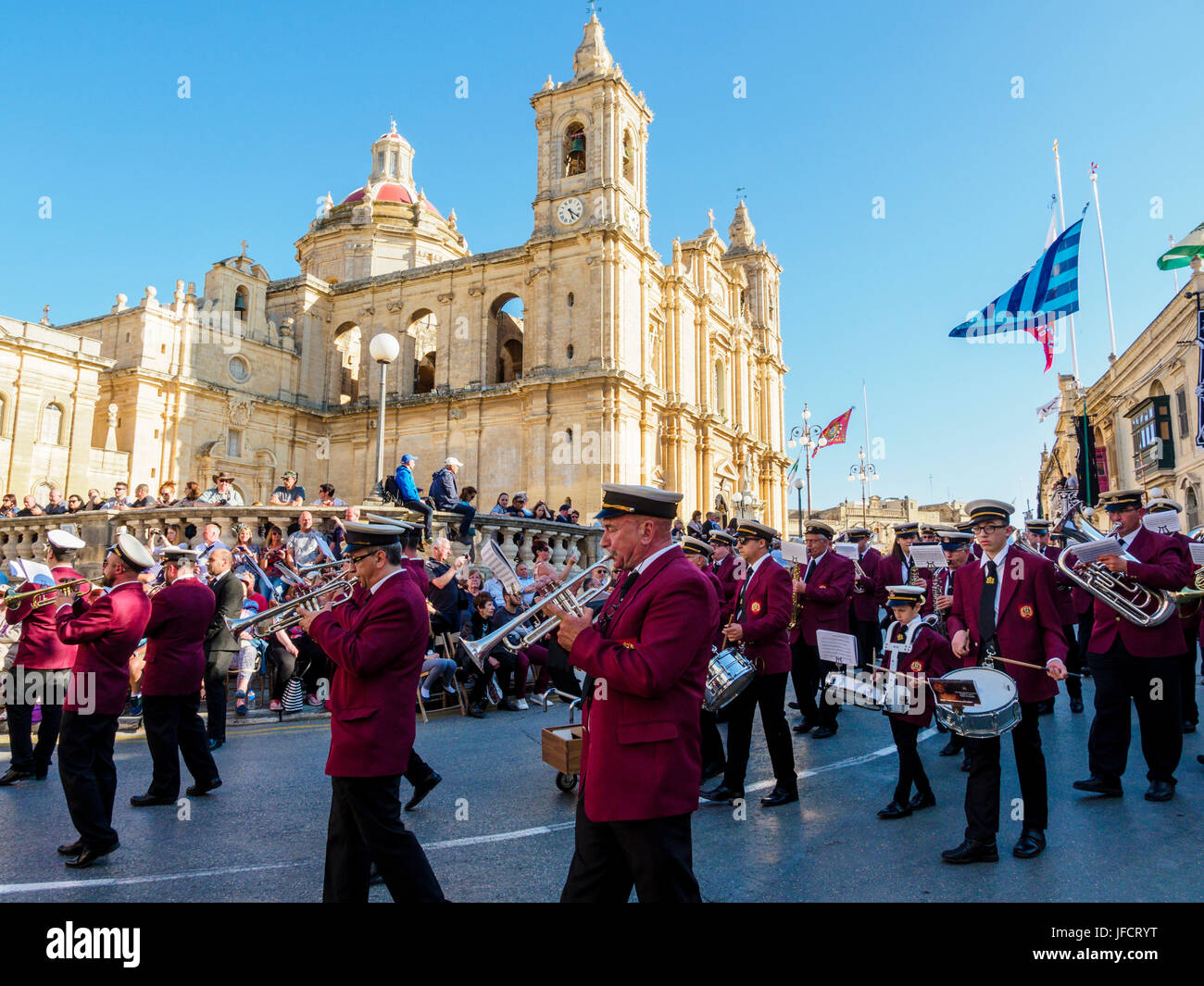 Habitants de la ville de Zejtun / Malte a leur bonne traditionnelle procession religieuse Vendredi / défilé de l'église en face de leur église Banque D'Images