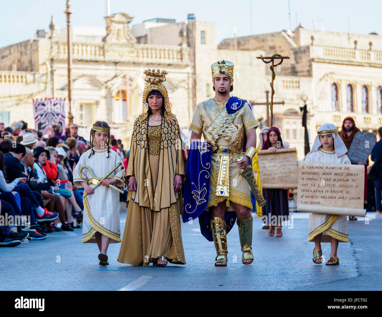 Habitants de la ville de Zejtun / Malte a leur bonne traditionnelle procession religieuse Vendredi / défilé de l'église en face de leur église Banque D'Images