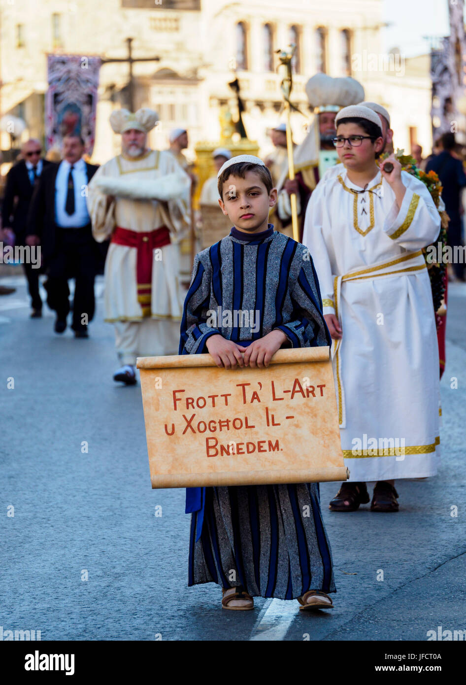 Habitants de la ville de Zejtun / Malte a leur bonne traditionnelle procession religieuse Vendredi / défilé de l'église en face de leur église Banque D'Images