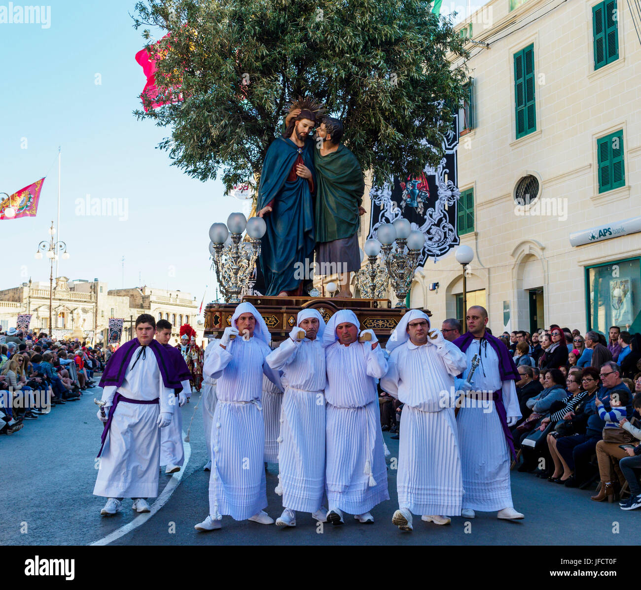 Habitants de la ville de Zejtun / Malte a leur bonne traditionnelle procession religieuse Vendredi / défilé de l'église en face de leur église Banque D'Images