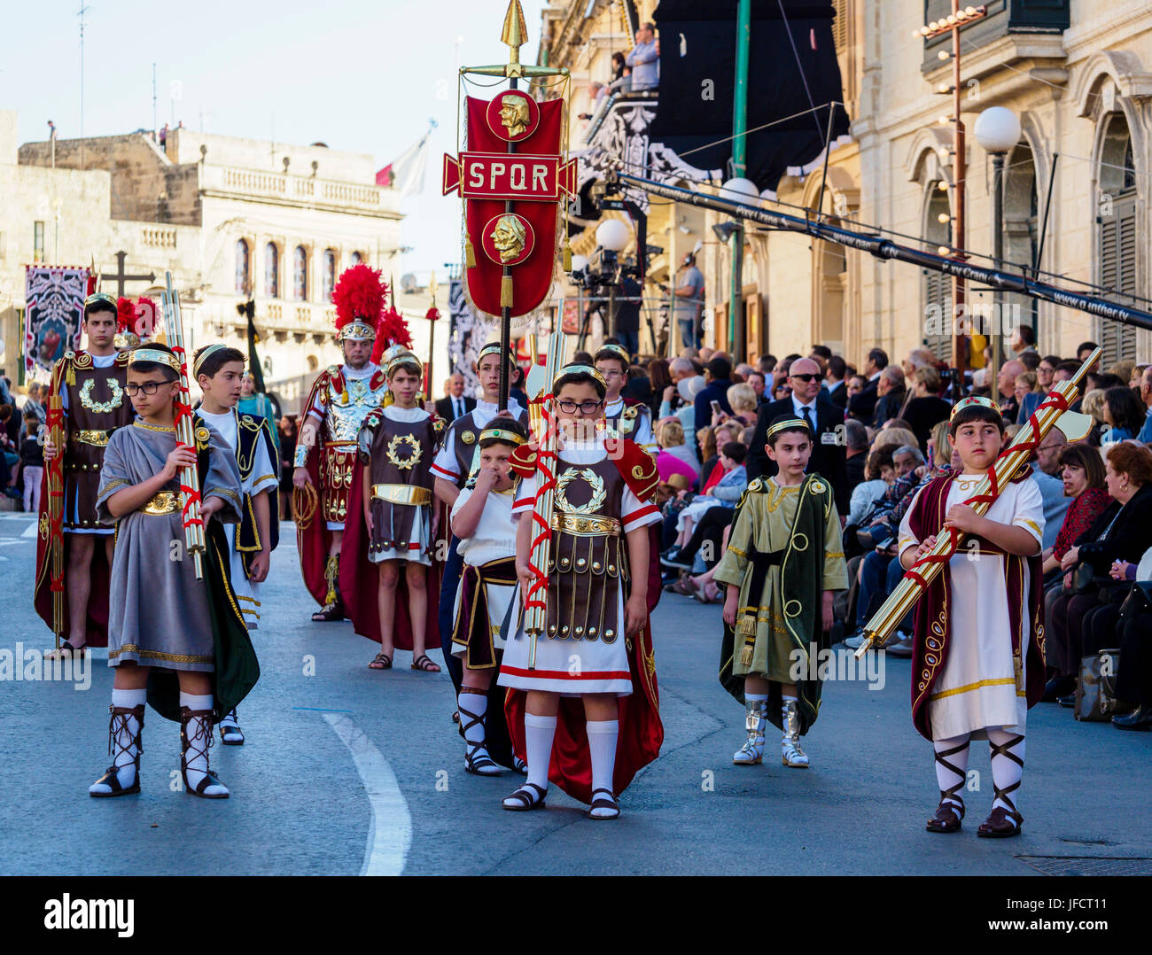 Habitants de la ville de Zejtun / Malte a leur bonne traditionnelle procession religieuse Vendredi / défilé de l'église en face de leur église Banque D'Images