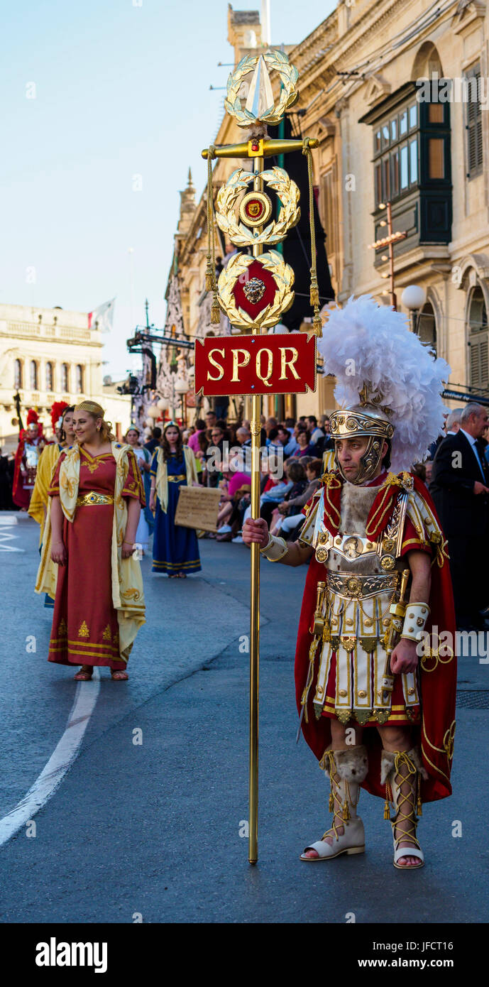 Habitants de Zejtun / Malte a leur bonne traditionnelle procession Vendredi, certains d'entre eux habillés comme les légionnaires avec SPQR / S.P.Q.R. sign Banque D'Images