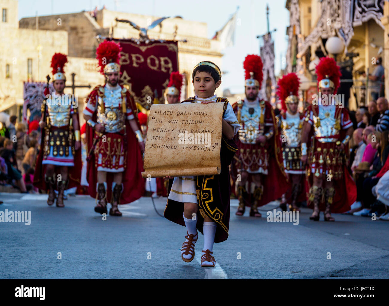 Habitants de la ville de Zejtun / Malte a leur bonne traditionnelle procession religieuse Vendredi / défilé de l'église en face de leur église Banque D'Images