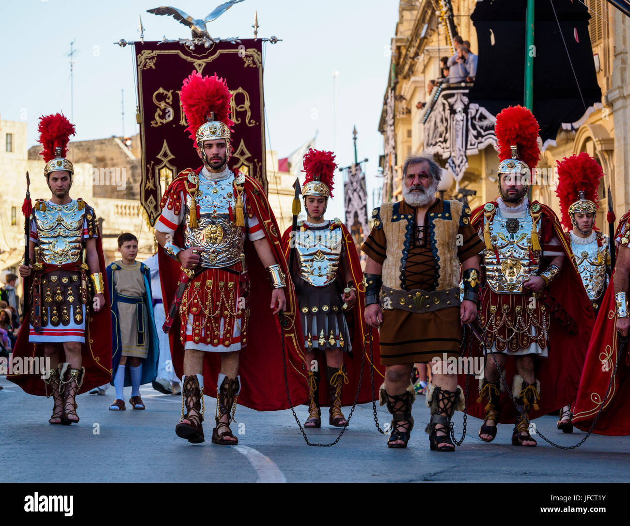 Habitants de Zejtun / Malte a leurs savoirs traditionnels Le Vendredi Saint procession en face de leur église, certains d'entre eux habillés comme les légionnaires Banque D'Images