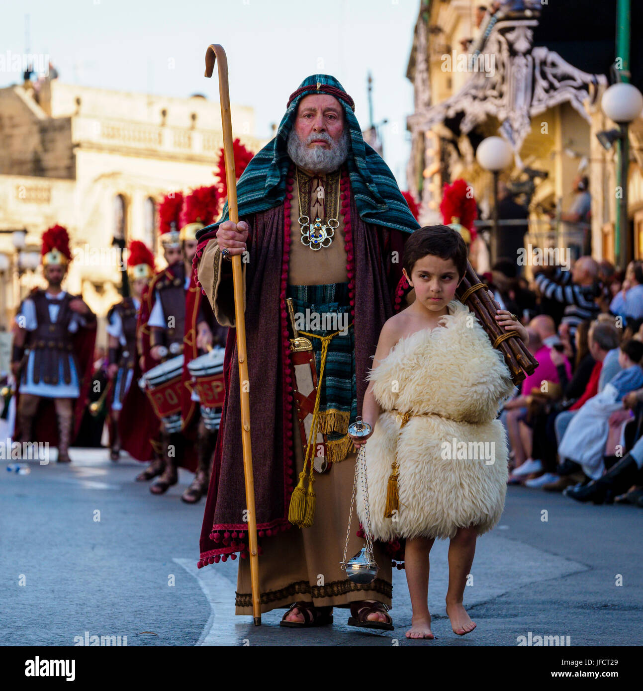 Habitants de la ville de Zejtun / Malte a leur bonne traditionnelle procession religieuse Vendredi / défilé de l'église en face de leur église Banque D'Images