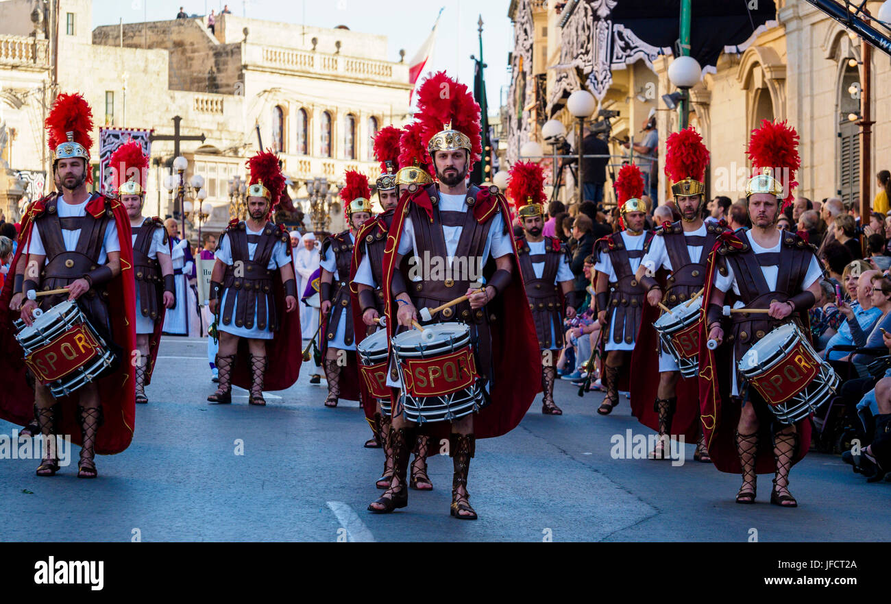 Habitants de Zejtun / Malte a leurs savoirs traditionnels Le Vendredi Saint procession en face de leur église, certains d'entre eux habillés comme les légionnaires Banque D'Images
