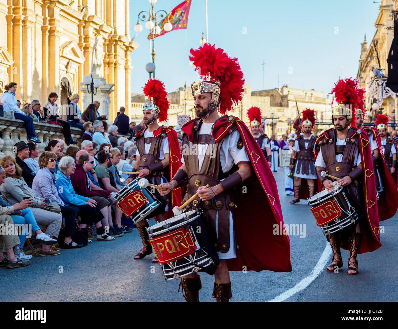 Habitants de Zejtun / Malte a leurs savoirs traditionnels Le Vendredi Saint procession en face de leur église, certains d'entre eux habillés comme les légionnaires Banque D'Images